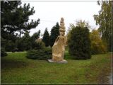 Socha Vstříc podstatě v parku u cukrárny Socha Vstříc podstatě v parku u cukrárny